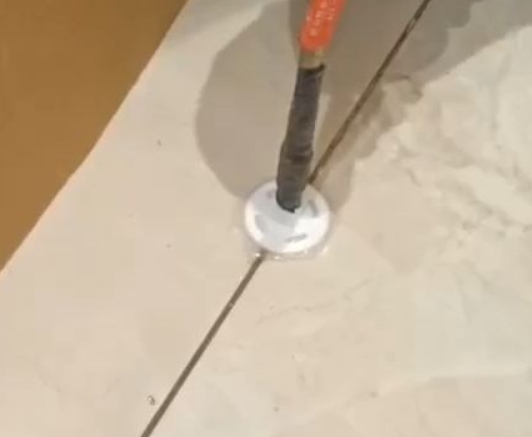 汕尾市瓷砖空鼓维修公司专业解答瓷砖在铺贴过程中，如果没有涂抹均匀到位的粘结材料（如水泥砂浆或瓷砖胶），可能会导致以下问题